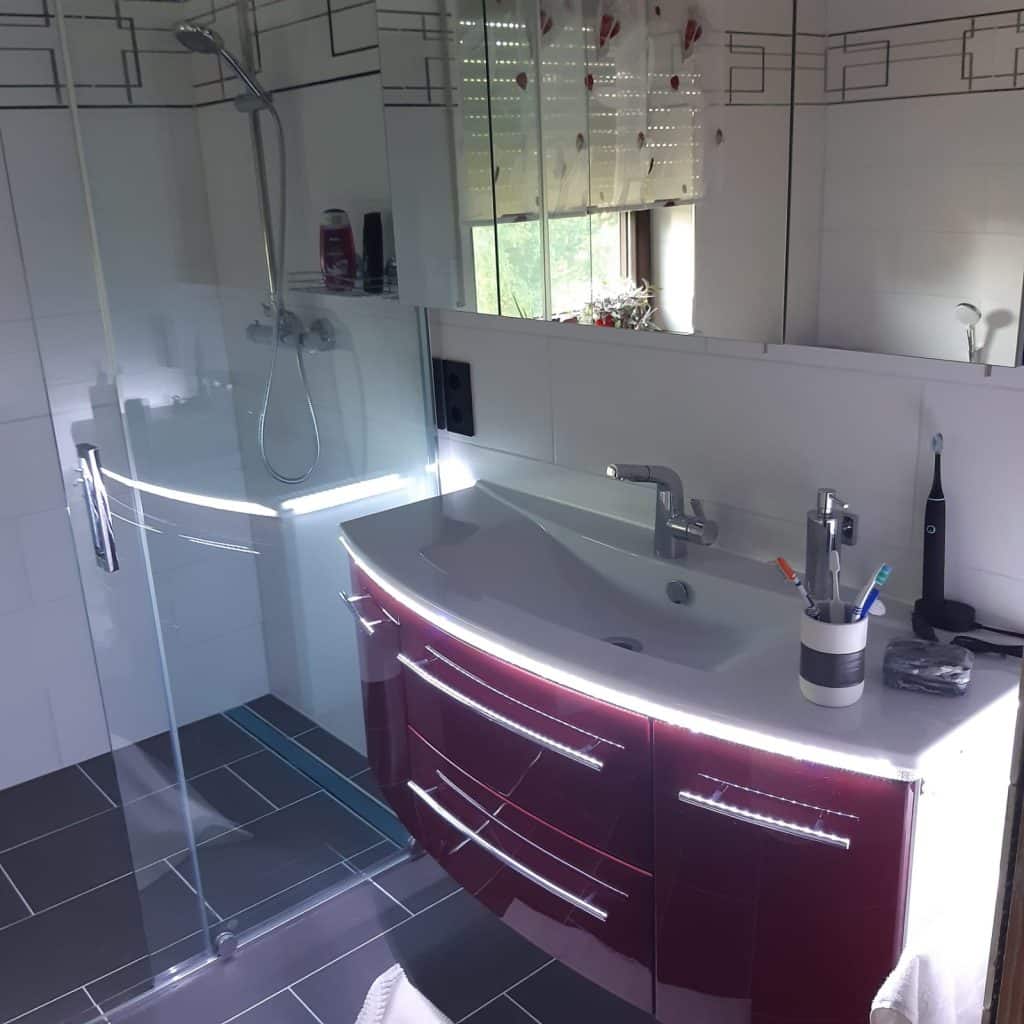 Badezimmer saniert mit neuen Fliesen, Dusche und Waschbecken